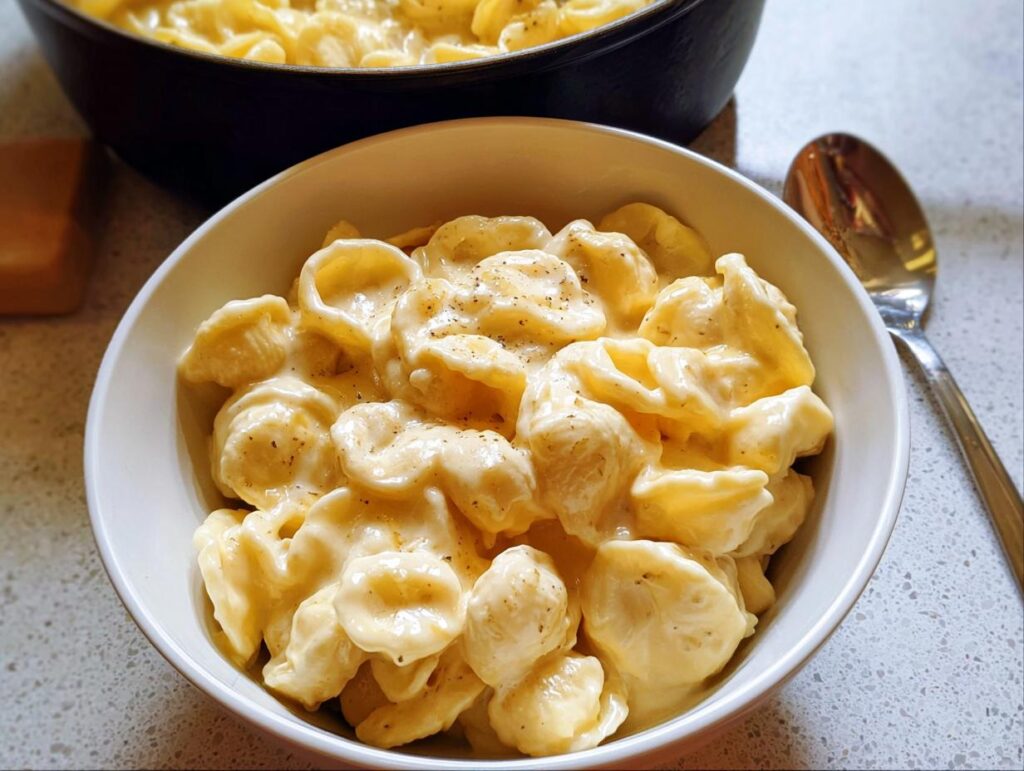 A bowl of creamy macaroni and cheese, a perfect example of easy dinner recipes.